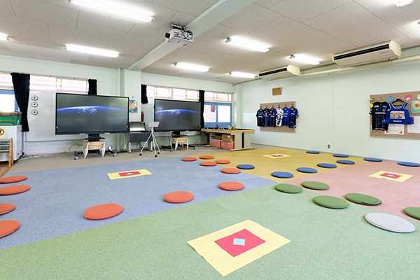 ICT授業のためのメディアルームは86インチ大型電子黒板を2期設置、スタジオ機能も備えられています。1年生からICT専門の教員によるICTの授業が行われています。